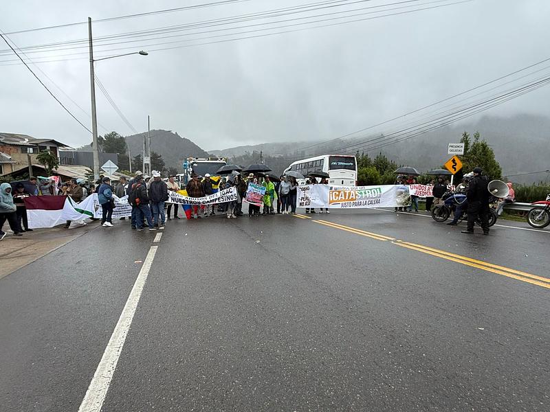 Bloqueos viales por impuesto predial generan pérdidas diaria