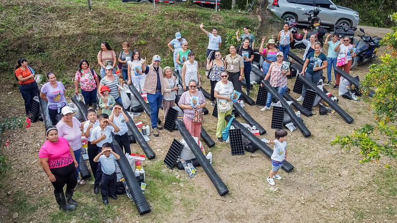 25 mujeres rurales reciben herramientas para su economía