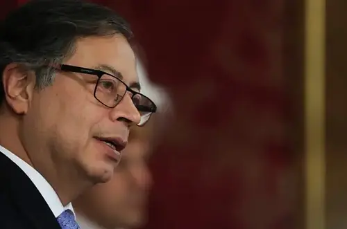 Ordenan suspender a Petro por intervención política