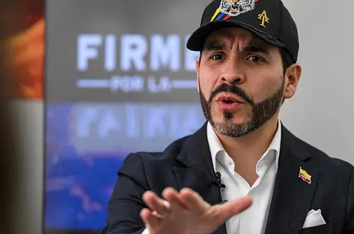 De la Espriella mantiene ventaja en intención de voto