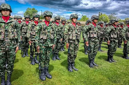 Ejército apoya evacuaciones por inundaciones en Mitú