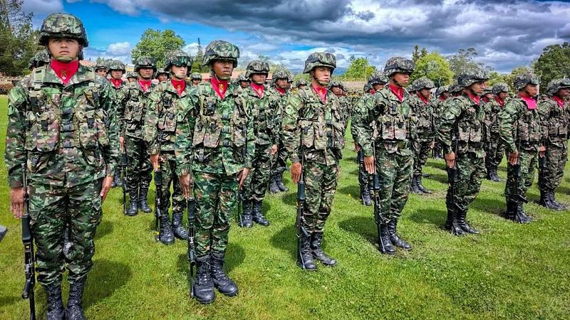 Ejército apoya evacuaciones por inundaciones en Mitú
