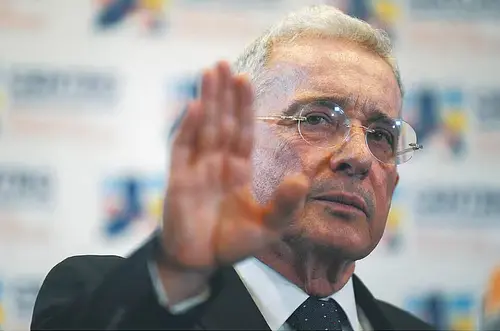 Uribe, citado a indagatoria por dos masacres paramilitares