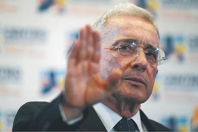 Uribe, citado a indagatoria por dos masacres paramilitares