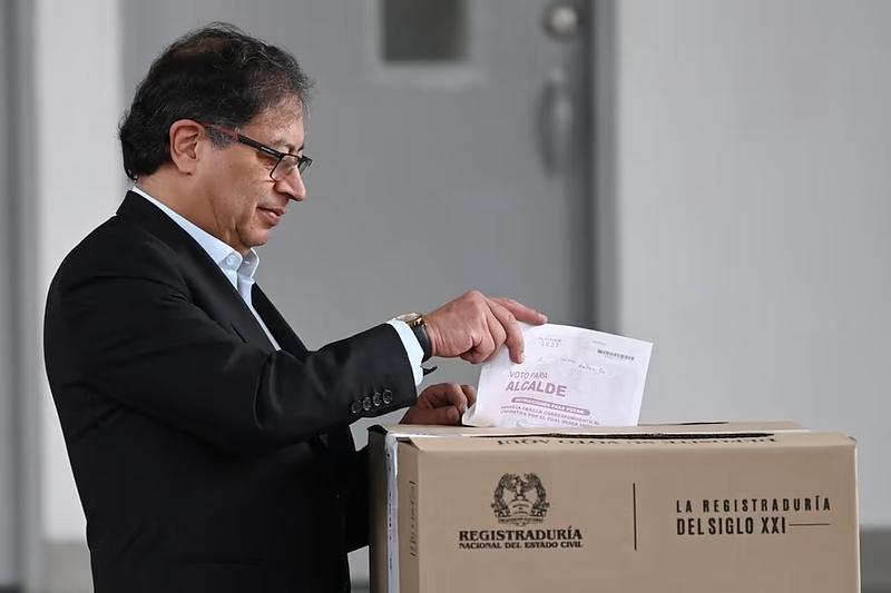 Petro vota por última vez como presidente de Colombia