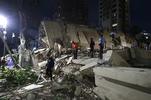 Venezolanos duermen en calles tras terremotos