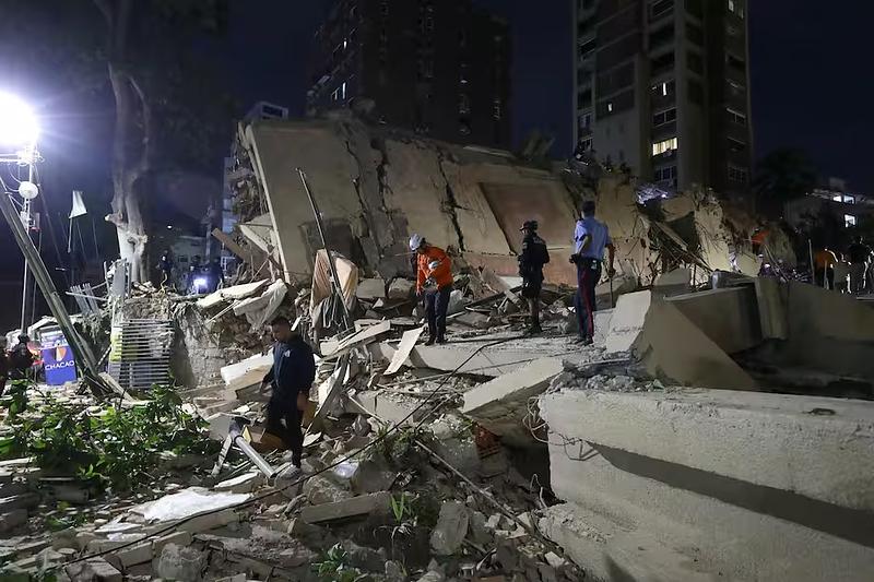Venezolanos duermen en calles tras terremotos