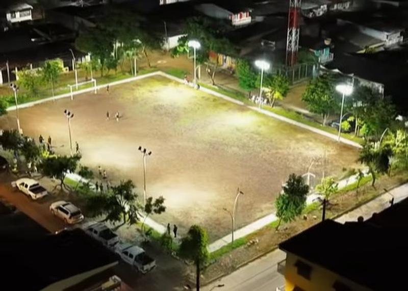 Cancha arena barrio Portales del Llano estrena iluminación