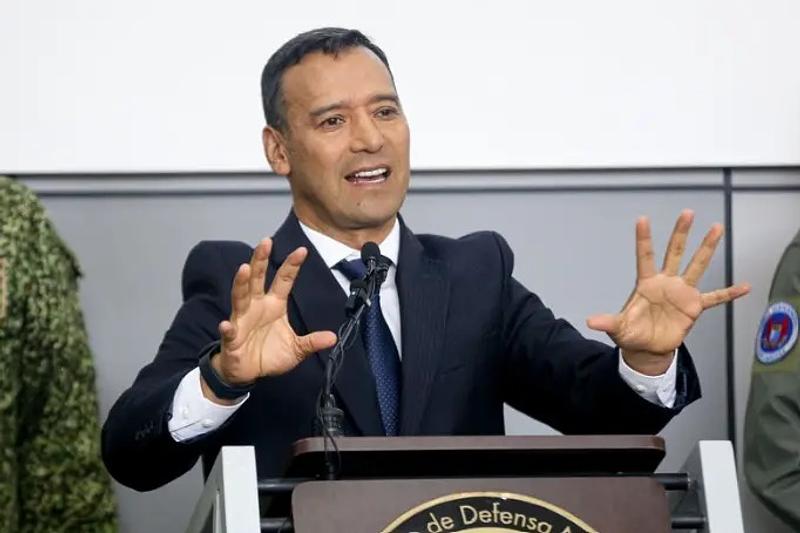 MinDefensa respetará transición a De la Espriella