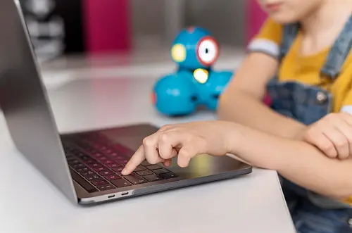 La IA conquista interés de los niños y plantea nuevos retos