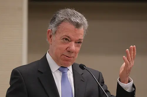 Santos pide a De la Espriella continuar con acuerdo de paz