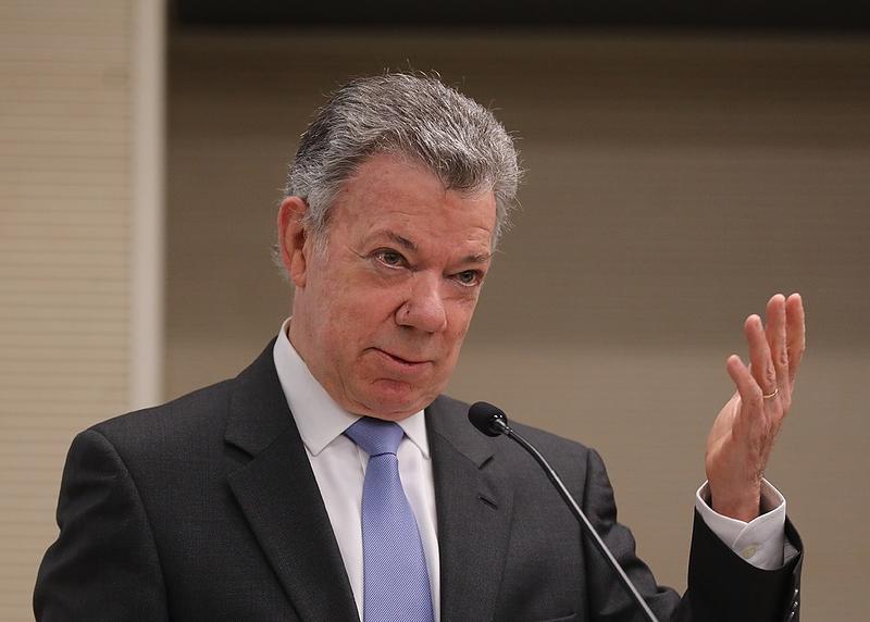 Santos pide a De la Espriella continuar con acuerdo de paz