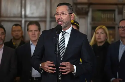 Ministro de Vivienda dice que no renunciará tras polémica