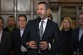 Ministro de Vivienda dice que no renunciará tras polémica