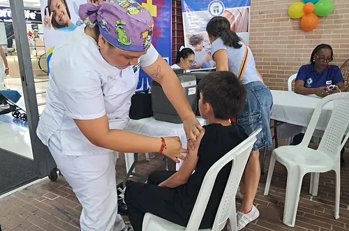 Avanza vacunación contra Dengue en colegio de Villavicencio