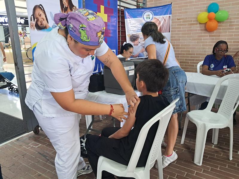 Avanza vacunación contra Dengue en colegio de Villavicencio