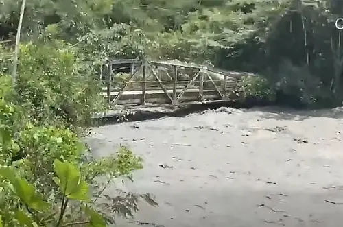 Alerta en Guayabetal sedimentación del río amenaza un puente