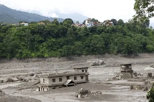 Nepal y China buscan a cientos tras riada