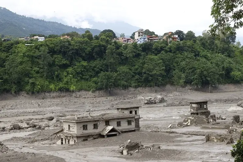 Nepal y China buscan a cientos tras riada