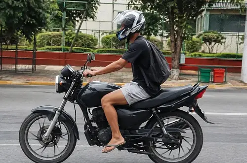 España Prohibirá conducir moto en chancletas