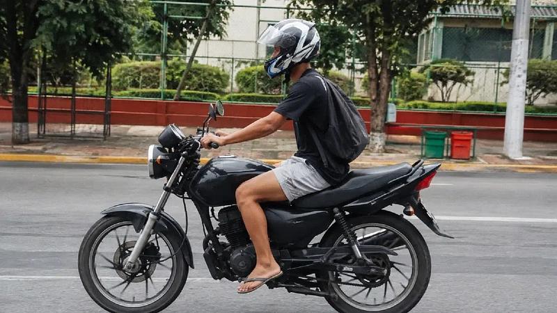 España Prohibirá conducir moto en chancletas