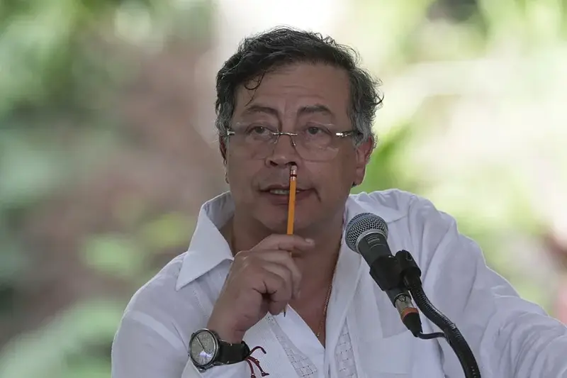 Petro denuncia a De la Espriella