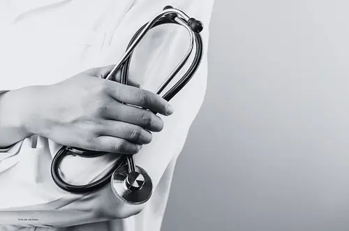 Médico inhabilitado por abuso sexual a paciente en Medellín