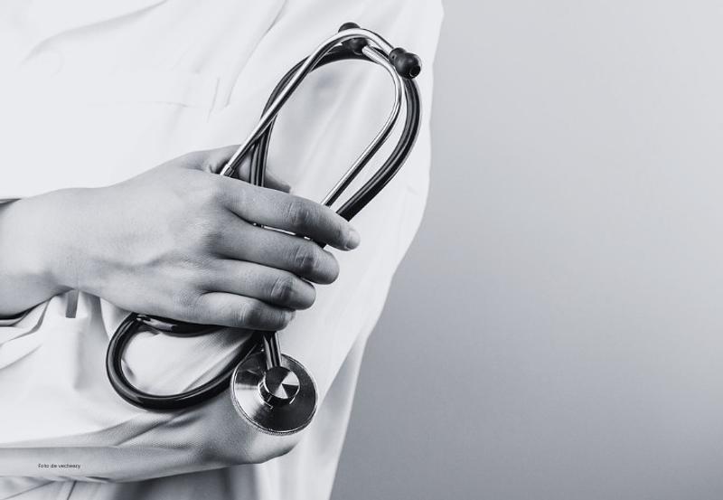 Médico inhabilitado por abuso sexual a paciente en Medellín