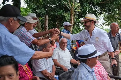 Presidente dona su primer salario a geriátricos