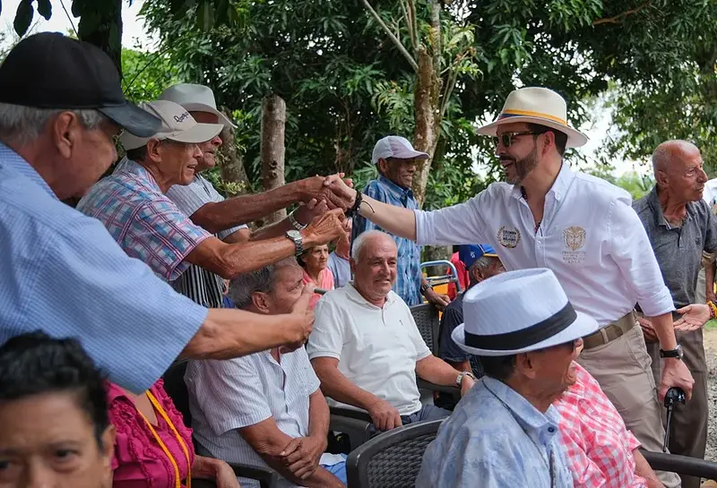 Presidente dona su primer salario a geriátricos