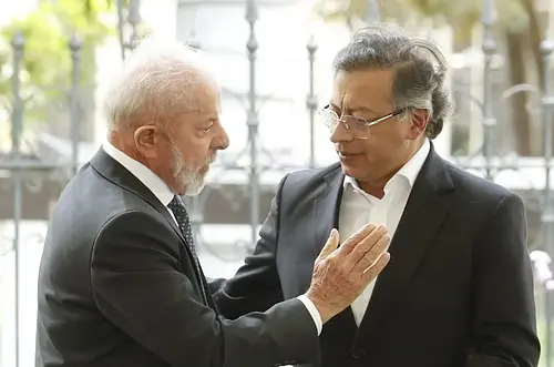 Lula se despide de Petro antes del cambio de mando