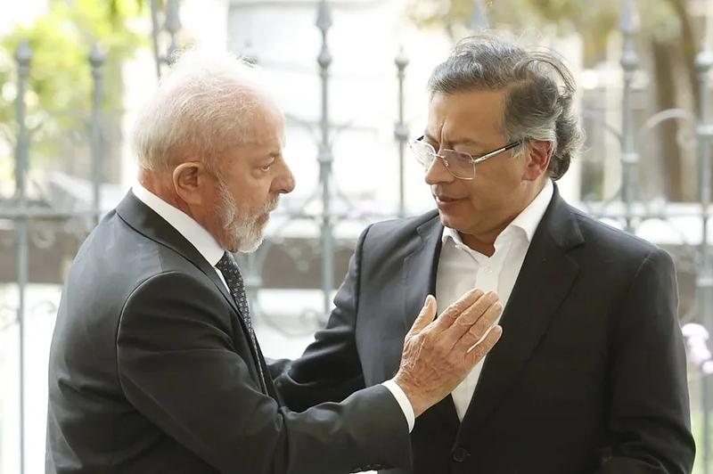 Lula se despide de Petro antes del cambio de mando