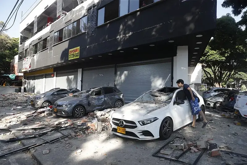 Sismo de 7,4 causa daños en varias ciudades del país