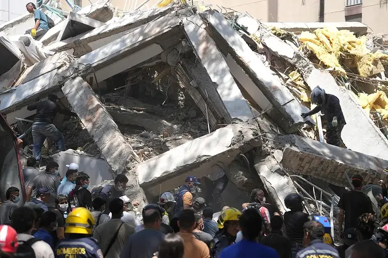 Venezuela ofrece rescatistas y ayuda a Colombia tras sismo