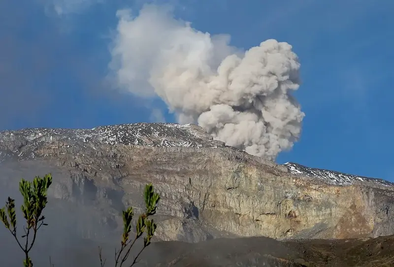 Volcán Puracé emite ceniza y afecta aeropuerto de Popayán