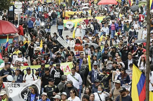 Oposición marcha contra De la Espriella y advierte de huelga