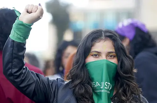 Mujeres marchan en defensa del aborto