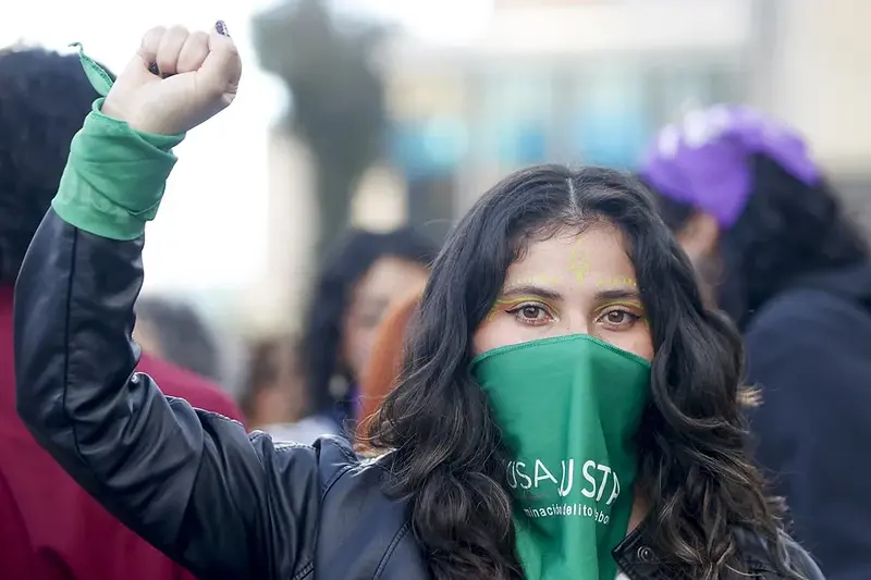 Mujeres marchan en defensa del aborto