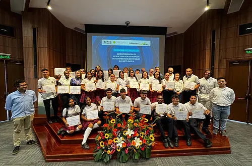 MAS Meta certifica a 240 emprendedores y estudiantes rurales