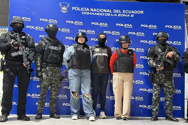 Esposa e hija de Fito llegan a Ecuador expulsadas