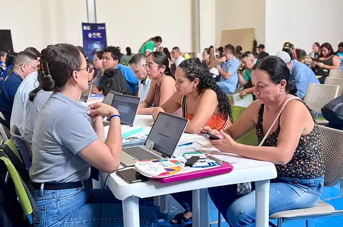 Meta abre feria laboral para buscadores de empleo