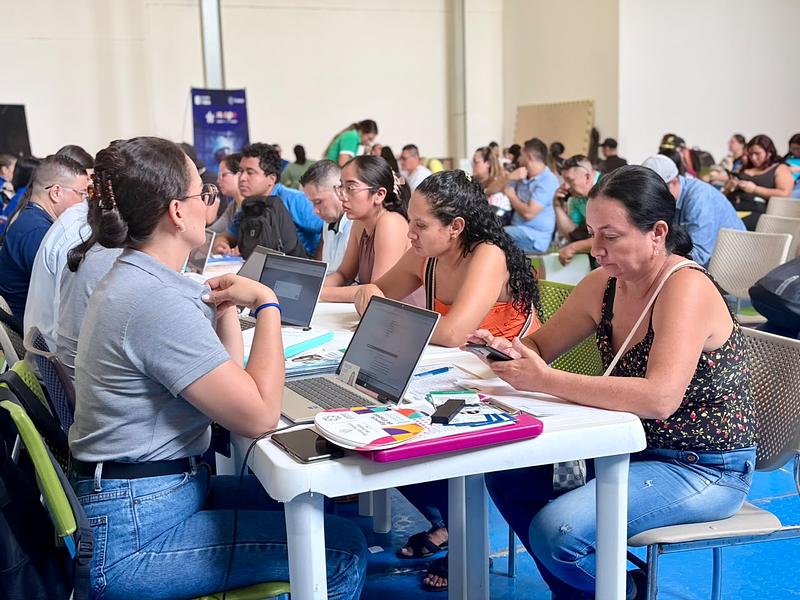 Meta abre feria laboral para buscadores de empleo