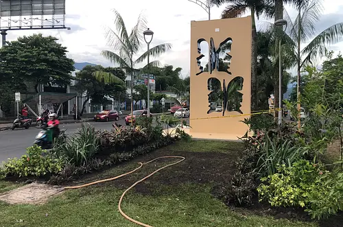 Embellecen el entorno del monumento de las mariposas