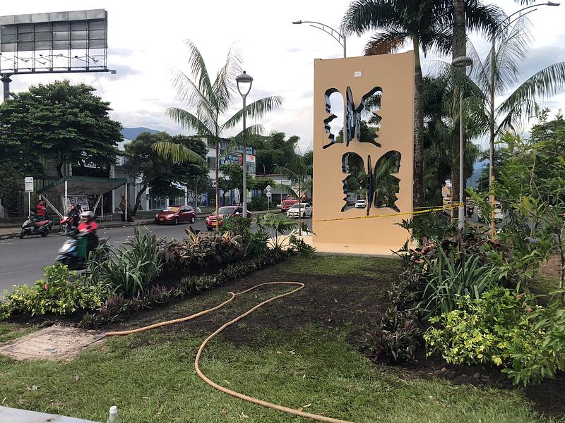 Embellecen el entorno del monumento de las mariposas